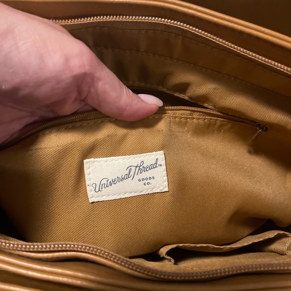 Universal Thread Tote - Picture 2 of 4